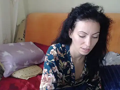 Snapshot of Emmatoo chatting on 11.18.25 Emmatoo online show from 11.18.25