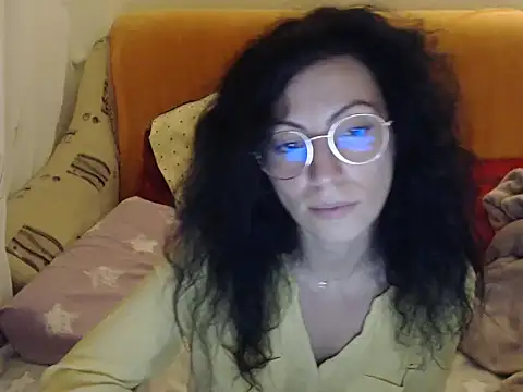 Snapshot of Emmatoo chatting on 11.18.25 Emmatoo online show from 11.18.25