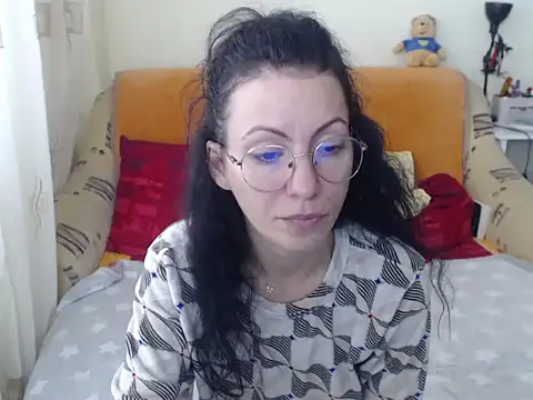 Snapshot of Emmatoo chatting on 11.21.25 Emmatoo online show from 11.21.25