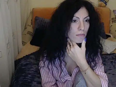 Snapshot of Emmatoo chatting on 11.25.25 Emmatoo online show from 11.25.25