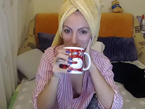 Snapshot of Emmatoo chatting on 11.29.25 Emmatoo online show from 11.29.25