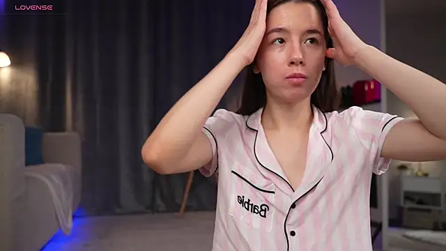 Amely Young online show from 10.12.25