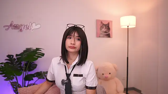 Snapshot of Angeeel_ chatting on 10.13.25 Angeeel online show from 10.13.25