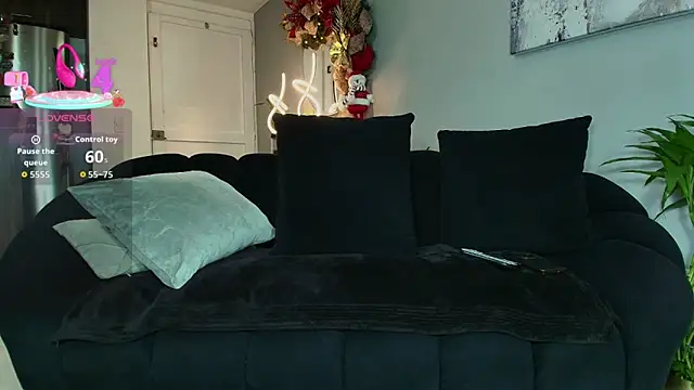 Snapshot of Damon-benet chatting on 12.18.25 Damon-benet online show from 12.18.25