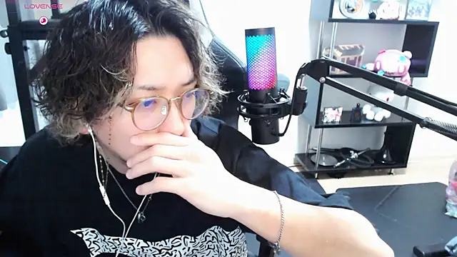 Snapshot of Shizukuu chatting on 03.23.25 Shizukuu online show from 03.23.25