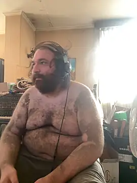 Snapshot of hairyhulk chatting on 10.20.25 hairyhulk online show from 10.20.25
