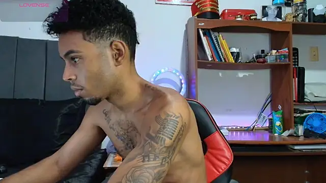 Snapshot of colinbrown chatting on 09.26.25 colinbrown online show from 09.26.25