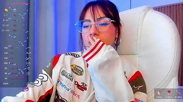 Snapshot of sophiecherry_ chatting on 09.29.25 sophiecherry  online show from 09.29.25