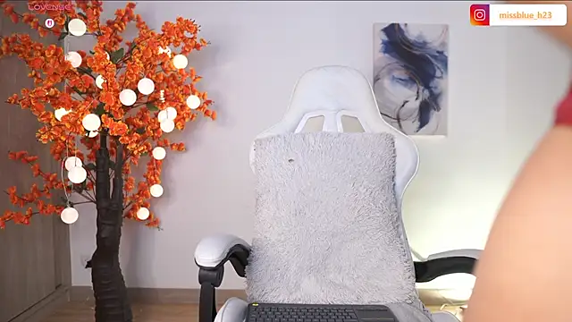 Snapshot of VictoriaHiill chatting on 09.17.25 VictoriaHiill online show from 09.17.25