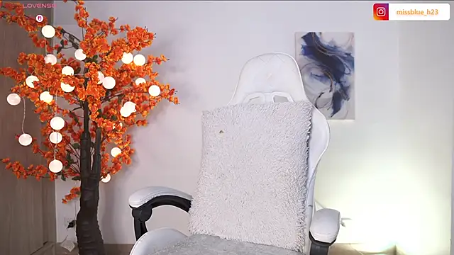 Snapshot of VictoriaHiill chatting on 09.20.25 VictoriaHiill online show from 09.20.25