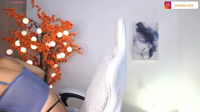 Snapshot of VictoriaHiill chatting on 10.21.25 VictoriaHiill online show from 10.21.25