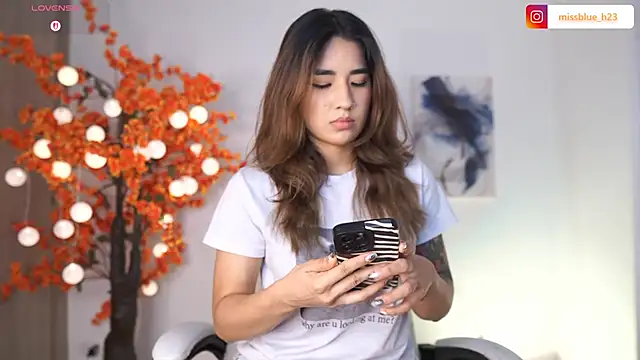 Snapshot of VictoriaHiill chatting on 10.22.25 VictoriaHiill online show from 10.22.25