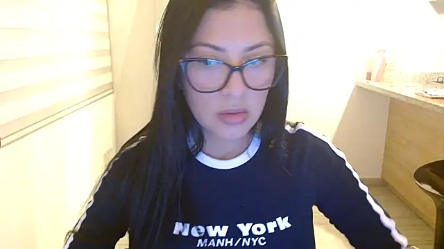 Snapshot of Charlotte_cute18 chatting on 12.13.25 Charlotte cute18 online show from 12.13.25