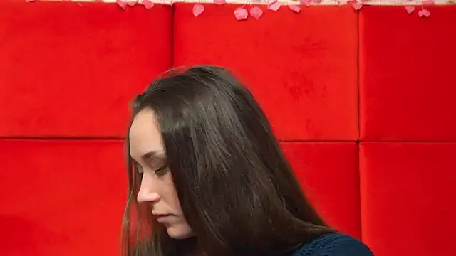 Snapshot of AliceMunro chatting on 02.12.25 AliceMunro online show from 02.12.25