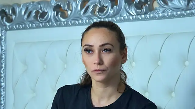 Snapshot of AliceMunro chatting on 09.12.25 AliceMunro online show from 09.12.25