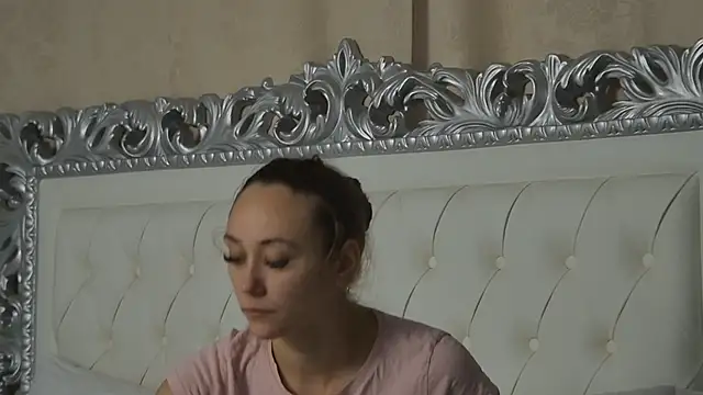 Snapshot of AliceMunro chatting on 09.29.25 AliceMunro online show from 09.29.25