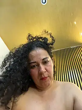 Snapshot of luisa_curli chatting on 06.26.26 luisa curli online show from 06.26.26