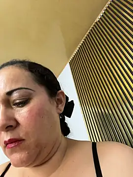 Snapshot of luisa_curli chatting on 06.29.26 luisa curli online show from 06.29.26