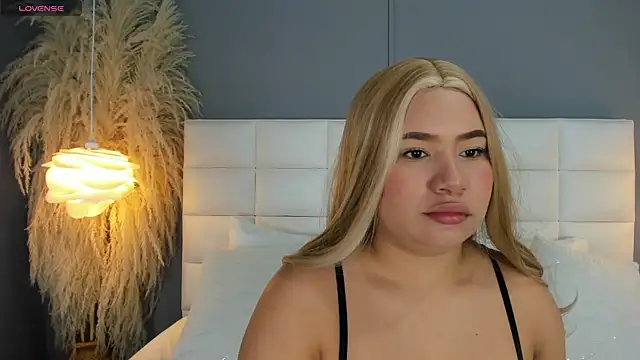 Snapshot of HannaKarson chatting on 11.22.25 HannaKarson online show from 11.22.25