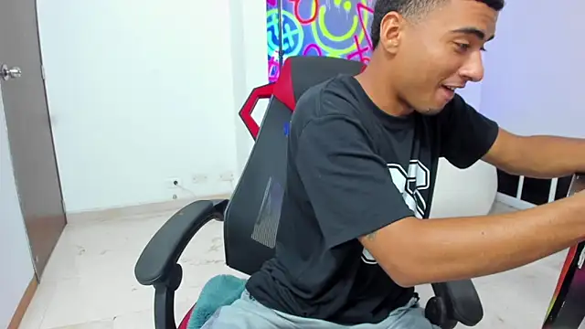 Snapshot of ANGEL_NICOLAS chatting on 12.18.25 ANGEL NICOLAS online show from 12.18.25