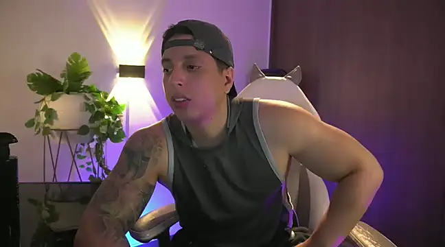 Snapshot of appolo_allen chatting on 01.28.25 appolo allen online show from 01.28.25