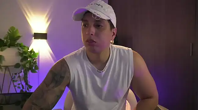 Snapshot of appolo_allen chatting on 02.04.25 appolo allen online show from 02.04.25