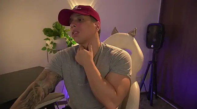 Snapshot of appolo_allen chatting on 03.04.25 appolo allen online show from 03.04.25