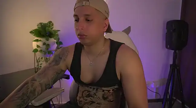 Snapshot of appolo_allen chatting on 03.09.25 appolo allen online show from 03.09.25