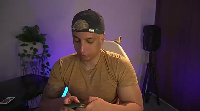 Snapshot of appolo_allen chatting on 03.16.25 appolo allen online show from 03.16.25