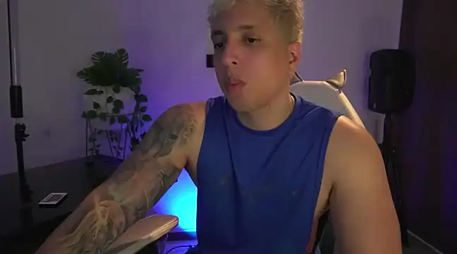 Snapshot of appolo_allen chatting on 03.18.25 appolo allen online show from 03.18.25