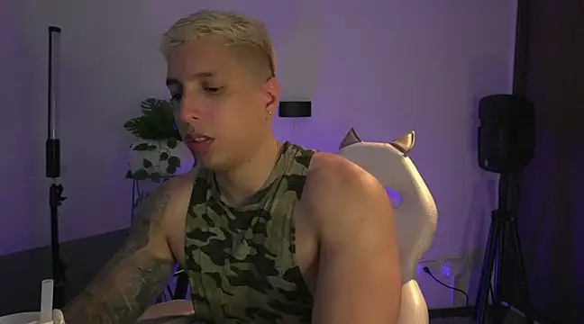 Snapshot of appolo_allen chatting on 03.21.25 appolo allen online show from 03.21.25