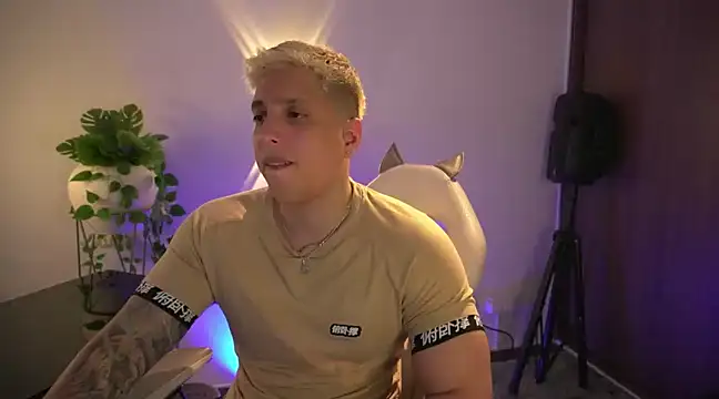 Snapshot of appolo_allen chatting on 03.22.25 appolo allen online show from 03.22.25