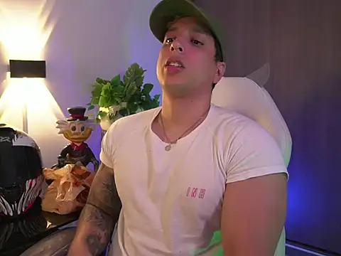 Snapshot of appolo_allen chatting on 09.10.25 appolo allen online show from 09.10.25