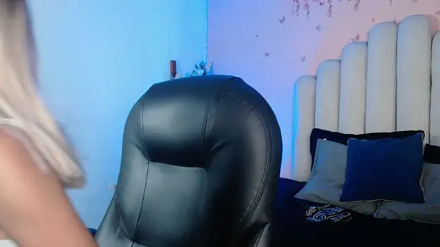 Snapshot of peyton_golden1 chatting on 09.28.25 peyton golden1 online show from 09.28.25