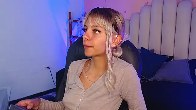 Snapshot of peyton_golden1 chatting on 10.05.25 peyton golden1 online show from 10.05.25