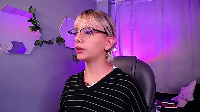 Snapshot of peyton_golden1 chatting on 10.29.25 peyton golden1 online show from 10.29.25