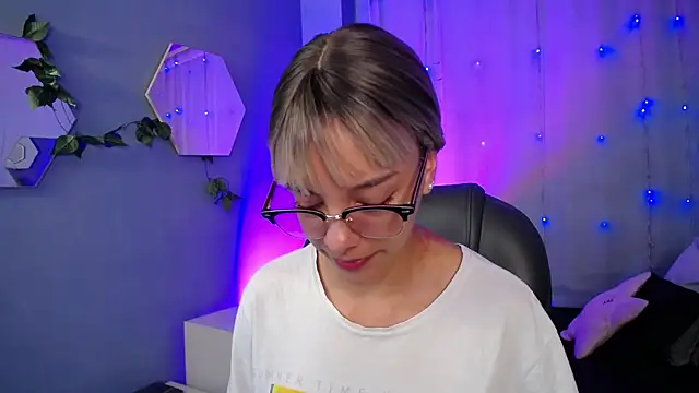 Snapshot of peyton_golden1 chatting on 10.30.25 peyton golden1 online show from 10.30.25