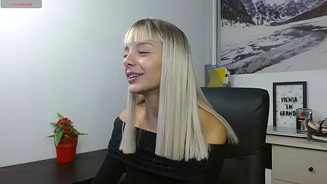 Snapshot of peyton_golden1 chatting on 11.03.25 peyton golden1 online show from 11.03.25