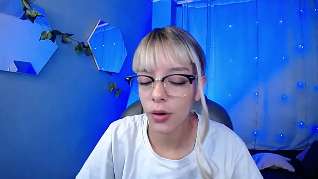 Snapshot of peyton_golden1 chatting on 11.12.25 peyton golden1 online show from 11.12.25