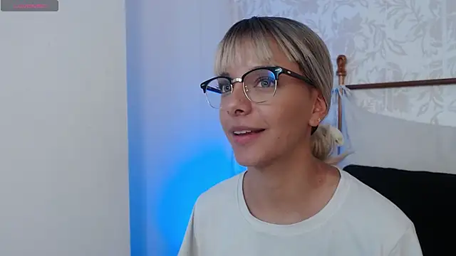 Snapshot of peyton_golden1 chatting on 11.23.25 peyton golden1 online show from 11.23.25