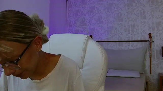 Snapshot of peyton_golden1 chatting on 11.30.25 peyton golden1 online show from 11.30.25