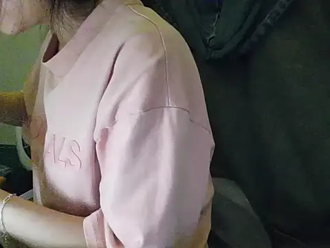 Snapshot of Yin-girl chatting on 10.08.25 Yin-girl online show from 10.08.25