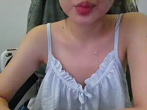 Snapshot of Yin-girl chatting on 10.11.25 Yin-girl online show from 10.11.25