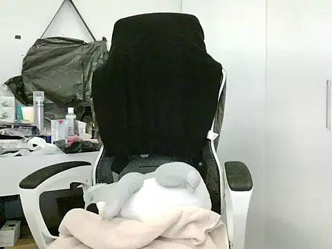 Snapshot of Yin-girl chatting on 10.16.25 Yin-girl online show from 10.16.25