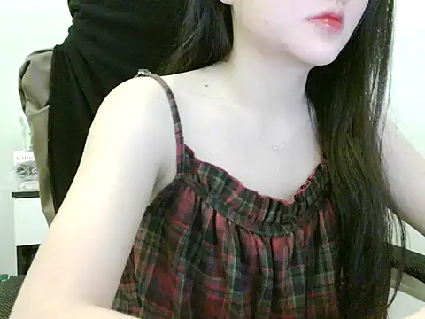 Snapshot of Yin-girl chatting on 10.22.25 Yin-girl online show from 10.22.25