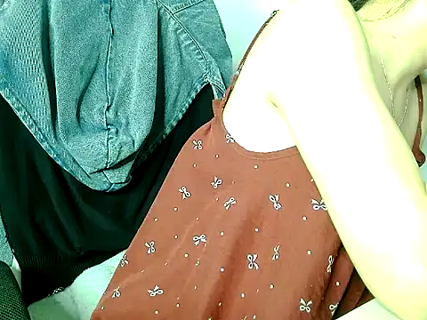 Snapshot of Yin-girl chatting on 11.11.25 Yin-girl online show from 11.11.25