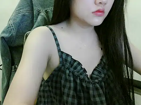 Snapshot of Yin-girl chatting on 11.14.25 Yin-girl online show from 11.14.25