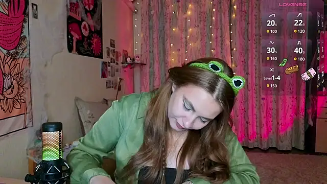 Snapshot of LisaCase chatting on 10.13.25 LisaCase online show from 10.13.25