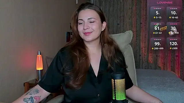 Snapshot of LisaCase chatting on 11.27.25 LisaCase online show from 11.27.25