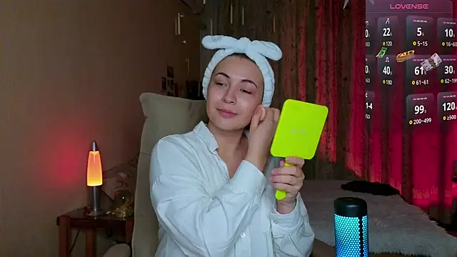 Snapshot of LisaCase chatting on 11.28.25 LisaCase online show from 11.28.25